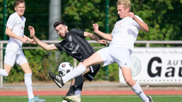 Kampfstark - In dieser Szene kämpft der Leopoldshöher Sean Kruse (weiß) mit Hamza Misir vom TSV Schötmar um den Ball. Foto: Egon Penner. - © EGON PENNER