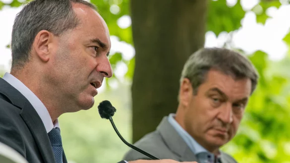 Markus S&ouml;der (CSU, r), Ministerpr&auml;sident von Bayern, l&auml;sst Hubert Aiwanger (Freie W&auml;hler) trotz Flugblatt im Amt. - &copy; Stefan Puchner