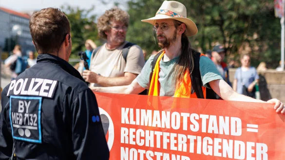 Schmerzgriffe werden beispielsweise bei Demonstrationen und Sitzblockaden angewendet. (Symbolbild) - &copy; Daniel Karmann/dpa