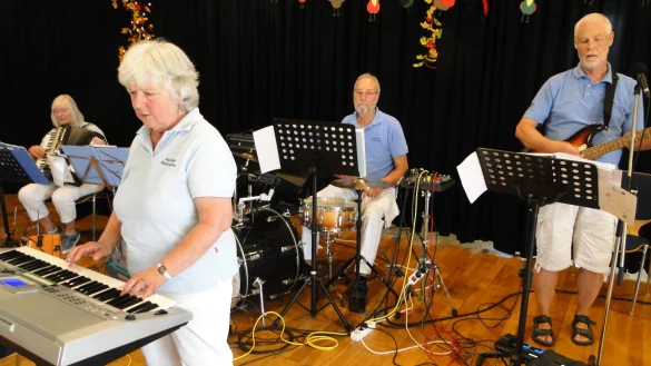 Die &bdquo;Salzufler Musikanten&ldquo; stimmten ihr Publikum auf den Herbst ein. Das Konzert war betont auf &bdquo;Mitsingen&ldquo; ausgelegt. Hannelore K&ouml;hnen gab am Keyboard den Ton vor, Lothar Pr&uuml;&szlig;ner begleitete mit der Gitarre. - &copy; Hajo G&auml;rtner