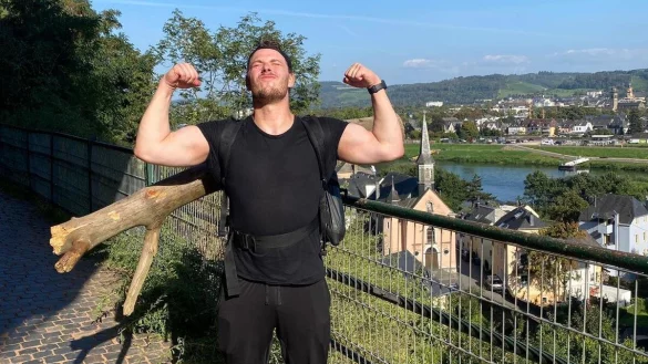 F&uuml;r die Siegerpose in Trier nach der 200-Kilometer-Strecke in Barfu&szlig;schuhen reicht die Kraft noch gerade, danach muss sich Max Breitsprecher aus Verl im Kreis G&uuml;tersloh erstmal regenerieren: &bdquo;Ich hatte nur noch Schmerzen!&ldquo; - &copy; Max Breitsprecher