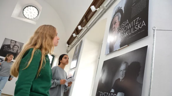 Die Ausstellung zeigt Holocaust-&Uuml;berlebende im Portr&auml;t, zu lesen ist daneben deren Geschichte in Kurzform. Foto: Karin Prignitz - &copy; Karin Prignitz