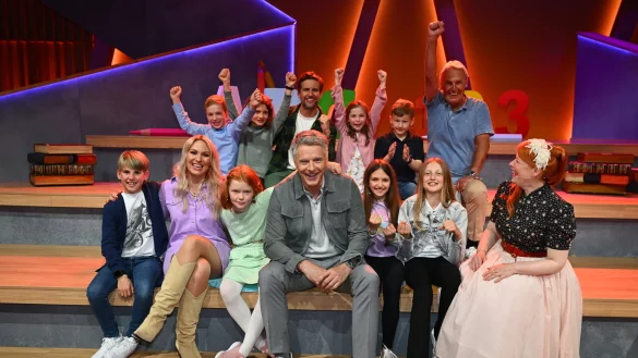 Ein Erinnerungsfoto mit den Promis und den Kindern aus Hiddesen. - &copy; SAT.1/Willi Weber