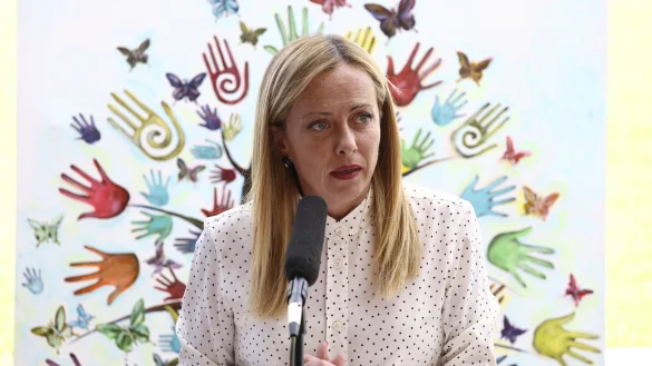 Giorgia Meloni, Ministerpr&auml;sidentin von Italien, beim Besuch einer Gemeinde in der N&auml;he von Neapel, in der zwei minderj&auml;hrige M&auml;dchen von Jugendbanden vergewaltigt worden waren. Die Gemeinde gilt in der Region als eine Hochburg des organisierten Verbrechens. - &copy; ALESSANDRO GAROFALO/dpa