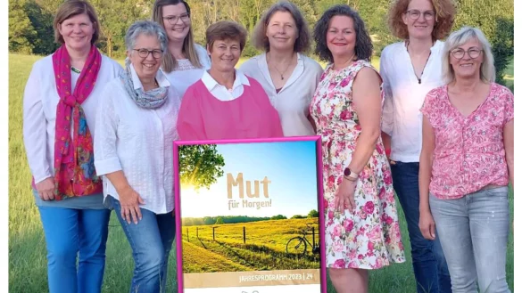 Das Vorstandsteam der Kreislandfrauen Lippe" pr&auml;sentiert das Jahresprogramm: Dorothee Vo&szlig;, Ingrid Harke, Judith von R&uuml;den, Anette Stocksmeier, Bettina H&ouml;rstmeier, Sabine Stock, Maren Bicker, Marlies Witte (von links). - &copy; KreislandFrauen Lippe