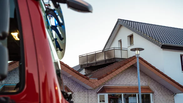 Blick auf den betroffenen Dachstuhl und Balkon - &copy; FreitagTV
