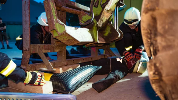 Alverdisser Einsatzkräfte bereiten das Anheben des Teleskopladers vor und befreien bei der Übung die bewusstlose Person, also eine Puppe - © FreitagTV