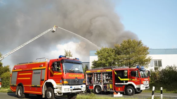Das Tankl&ouml;schfahrzeug der Bad Salzufler L&ouml;schgruppe Biemsen-Ahmsen speist Wasser in ein Herforder L&ouml;schfahrzeug. - &copy; Freitag TV