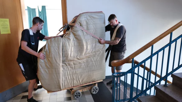 Der Fl&uuml;gel wird aus dem bisherigen Proberaum des DKO am Schubertplatz transportiert. Das Orchester hat inzwischen eine neue Bleibe gefunden. - &copy; Sven Koch