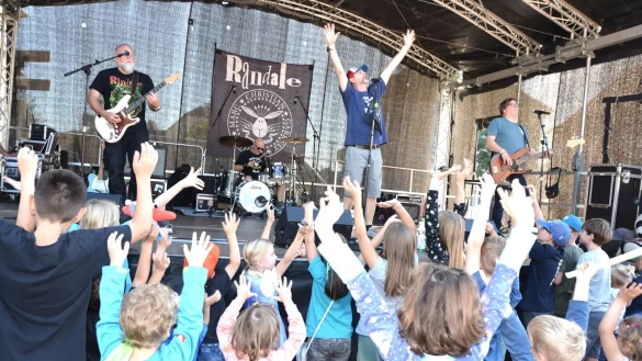Mit Rockmusik f&uuml;r Kinder begeistert die Bielefelder Kinderrockband &bdquo;Randale&ldquo; mit Frontmann Jochen Vahle auf dem Leopoldsh&ouml;her Marktplatz. Kinder und auch Erwachsene gehen mit vollem K&ouml;rpereinsatz mit. - &copy; Karin Prignitz