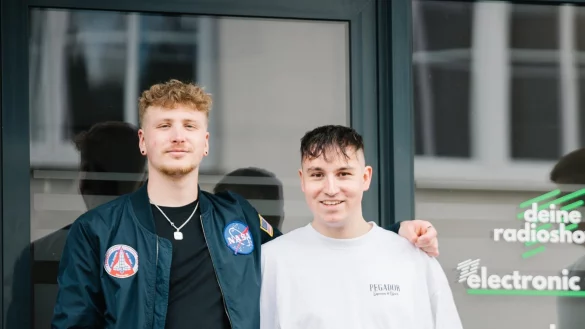 Vereinsmitglied Frederic Martschin und Vorstandsmitglied Stanley Dost sind Teil des neugegründeten Vereins "HörfunkBund". - © Hörfunk Bund