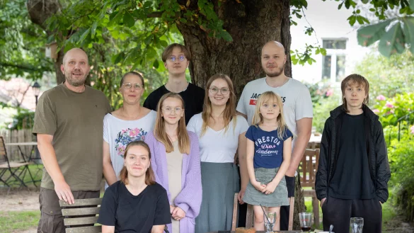 Alle neun auf einem Bild: Vater Kim, Mutter Kerstin, Mia, Ida, Tore, Katrin, Eva, Jan und Ole (v.r.) Schwiegersohn in spe Leon fehlt allerdings. Er ist Katrins Freund und lebt auch noch mit im Haus. - &copy; Oliver Krato