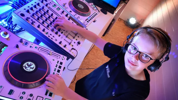 Phillip macht seine ersten Schritte als "DJ Phil". Das Praktische dabei ist, dass er in dem Studio von seinem Vater &uuml;ben kann. - &copy; Andreas Fr&uuml;cht