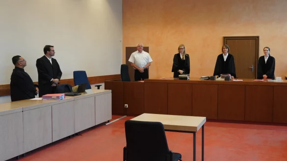 Der Platz neben den Verteidigern Remzi Yalcin (von links) und Dr. Dario Arconada ist leer. Der Angeklagte ist zum Prozessauftakt nicht im Landgericht erschienen. - © Michaela Weiße