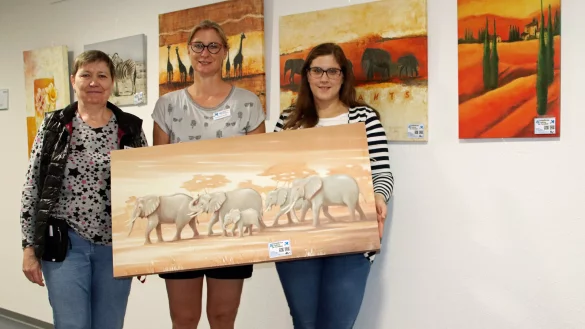 Kooperationspartner: Maria Gofferberg (Leiterin des Kaufhaus Blomberg der euwatec gGmbH), Stefanie Tacke (p&auml;dagogische Leitung des Standort Blomberg der euwatec gGmbH) und Janine Albrecht (Leitung des Integrationszentrums Blomberg) - &copy; Stadt Blomberg