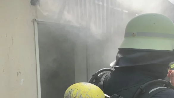 Die Wehrleute &uuml;ben, wie sie bei einem Kellerbrand vorgehen m&uuml;ssen. - &copy; Freiwillige Feuerwehr L&uuml;gde