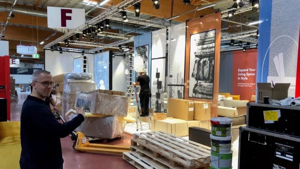 Maximilian Richter von der Messe OWL steht vor einem XXL-Stand eines d&auml;nischen Ausstellers in der Halle 21. Die mobilen W&auml;nde hier sind 4,50 Meter hoch. - &copy; Thomas Reineke
