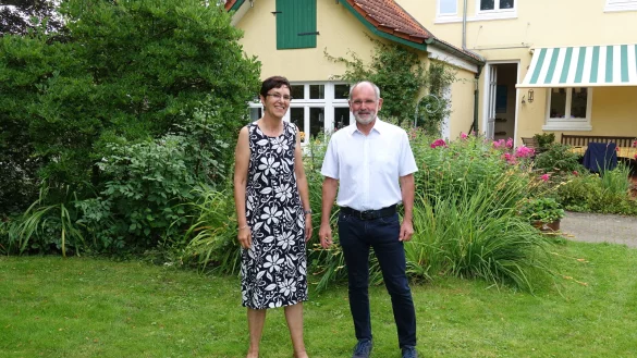 Unterst&uuml;tzung f&uuml;rs Centro Yanachaga: Margarita Stuckenbrok, neue Vorsitzende des Vereins Peru-Aktion, und Andreas R&ouml;he vom Rotary-Club Lemgo-Hanse. - &copy; Bildrechte: Rotary