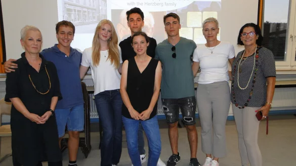 Diskutierten &uuml;ber die M&ouml;glichkeit, die Erinnerung an den Holocaust an die nachfolgende Generation zu &uuml;bermitteln (von links): Gudrun Mitschke-Buchholz, Itay Rosiner, Amy Watson, Kristina Panchyrz, Jean Almohammad, Itai Hagai, Deganite Caspi Rozin und Sara Zehavi. - &copy; Hajo G&auml;rtner