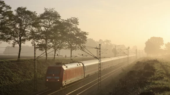 Ein Intercity der Deutschen Bahn rollt, gezogen von einer E-Lok, durch den Morgennebel. Ein Schauspiel, das so oder so &auml;hnlich diese Woche auch in Lippe zu bestaunen ist. - &copy; Georg Wagner/Deutsche Bahn