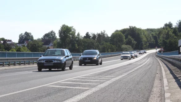 Viel Verkehr: Eine Ampelanlage regelt den Verkehr auf der einspurigen Stra&szlig;e &uuml;ber die Passadetalbr&uuml;cke. Am Montagnachmittag ist es hier zu einem Unfall gekommen. - &copy; Archivfoto: Nadine Uphoff