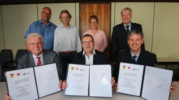 Landrat Dr. Axel Lehman (vorne, Mitte), B&uuml;rgermeister Thomas Katzer (vorne, links) und Polizeidirektor Christian Peters (vorne, rechts) freuen sich mit (hinten, von links) Maik Czarnecki, Armin Zimmermann (beide Gemeinde Augustdorf), Sabine Beine (Verwaltungsvorst&auml;ndin Kreis Lippe) und Dr. Matthias Wendtland (Wachleiter Detmold, Polizei Lippe) &uuml;ber die frisch geschlossene Ordnungspartnerschaft. - &copy; Kreis Lippe