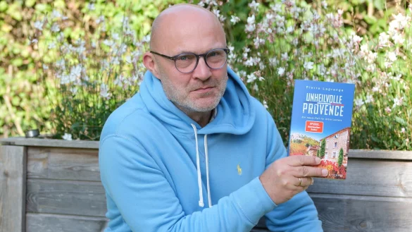 Autor Sven Koch mit seinem neuen Krimi "Unheilvolle Provence". - &copy; Claudia Koch