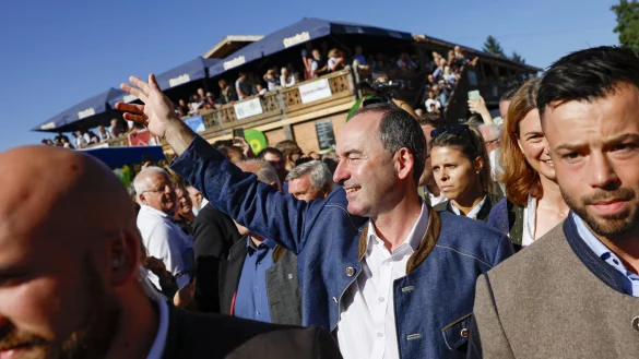 Hubert Aiwanger (Mitte) kommt am Montag beim Politischen Fr&uuml;hschoppen Gillamoos an und wird von den Zuschauern bejubelt. - &copy; Daniel L&ouml;b
