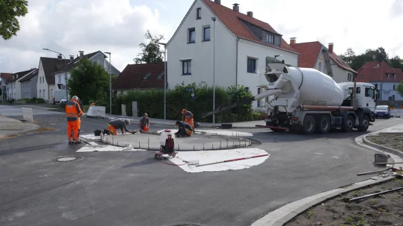 Durch einen Baufehler war die Mittelfl&auml;che des neuen Kreisverkehrs in Horn niveaugleich mit der Fahrbahn ausgef&uuml;hrt worden. Das musste nachtr&auml;glich behoben werden. - &copy; Archivfoto: Jost Wolf