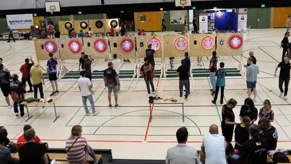 Darts, wo sonst Handball gespielt wird: Die 206 Teilnehmerinnen und Teilnehmer fanden in Bad Salzuflen beste Bedingungen vor. - &copy; Oliver K&ouml;nig