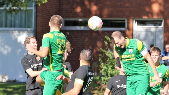 Der n&auml;chste Eckball segelt in den Detmolder Strafraum, und der Rhedaer Kapit&auml;n Niklas von Mutius verwertet diesen mit dem dem Kopf zum 1:0. - &copy; Oliver K&ouml;nig