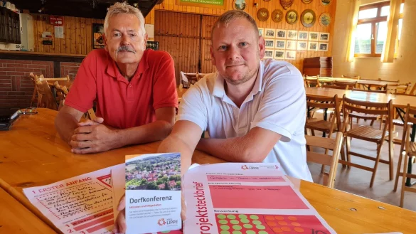 &Uuml;berw&auml;ltigt von der Resonanz sind Norbert Steinhage und Falk H&ouml;tger. Aus ihrer Sicht hat die Dorfkonferenz das kleine Siekholz ein ganzes St&uuml;ck weiter gebracht. - &copy; Marianne Schwarzer