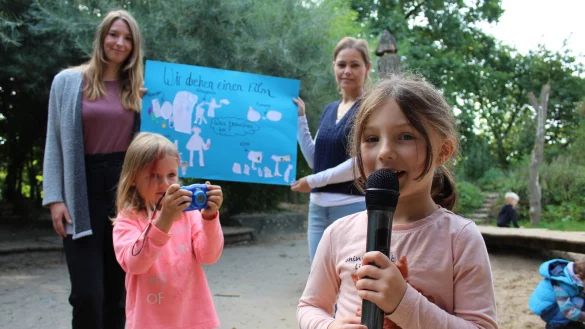 Thea und Johanna (vorne von rechts) geh&ouml;ren zum Filmteam, auf das Einrichtungsleiterin Saskia Bothe und Stellvertreterin Julia Brinkmann (hinten von links) m&auml;chtig stolz sind. - &copy; Sandra Castrup