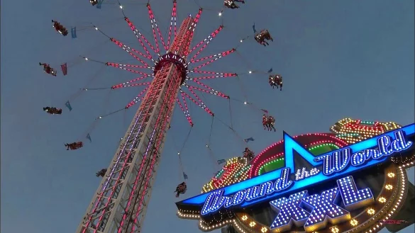 Mit dem Kettenflieger &bdquo;Around the World&ldquo; geht es hinauf in 80 Meter H&ouml;he. - &copy; Jean van der Beek