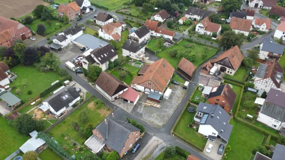 Das Clubhaus in Tintrup (Fachwerkhaus mit Bierzeltgarnitur, Bildmitte) steht inmitten von Wohnh&auml;usern. Haben Teilnehmer eines "Offenen Abends" von Tim Kellner Mitarbeiter des st&auml;dtischen Ordnungsdienstes eingekesselt? - &copy; Nicole Ellerbrake