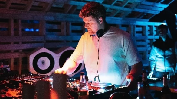 Nachdem er am Nachmittag einen DJ-Workshop anbietet, legt Christian König bei dem "Rail Rave" als "KingSon" auf. - © Raphael Assmuth