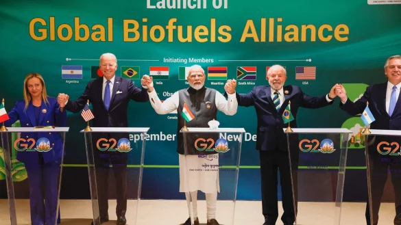 Die italienische Premierministerin Giorgia Meloni (v. l.), der US-Pr&auml;sident Joe Biden, der indische Premierminister Narendra Modi, der brasilianische Pr&auml;sident Luiz In&aacute;cio Lula da Silva und der argentinische Pr&auml;sident Alberto Fernandez posieren w&auml;hrend der Er&ouml;ffnung der Global Biofuels Alliance auf dem G20-Gipfel in Neu-Delhi. - &copy; Evelyn Hockstein / AFP