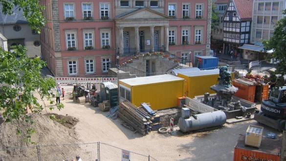 So sah der Markplatz 2008/2009 bei der gro&szlig;en Sanierung aus. Die Besucher der Stadt wurden durch Bauz&auml;une wie durch Laufgitter geroutet. Die anliegenden H&auml;ndler hatten sich zusammengeschlossen und Aktionen ausgedacht, um die negativen Effekte zu kompeniseren. - &copy; Stadt Detmold
