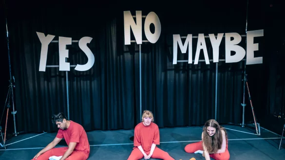 "Ja, Nein, vielleicht?": zentrale Fragen, denen sich die Darsteller Banar Fadil (von links), Magdalena Wei&szlig; und Anne-Kristin Schiffmann als "T&auml;ubchen" in verschiedenen Szenen stellen m&uuml;ssen. - &copy; Marc Lontzek