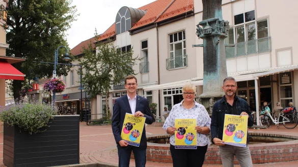 Matthias Kalkreuter (B&uuml;rgermeister, von links), Iris Riekehof (Arbeitskreis Innenstadt) und Ralf Hammacher (Gesch&auml;ftsf&uuml;hrer Stadtmarketing Lage) freuen sich auf die diesj&auml;hrige Lagenser Zeitreise. - &copy; Chiara Wibbeke