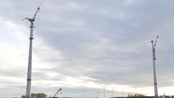 Mit Hilfe spezieller Kletterkr&auml;ne ist der der Windpark Belle direkt hinter der Amazon-Baustelle errichtet worden. Dass die Windenergieanlagen inzwischen l&auml;ngst Strom produzieren, ist im Klimaschutzkonzept nicht erw&auml;hnt worden. - &copy; Archivfoto: Jost Wolf