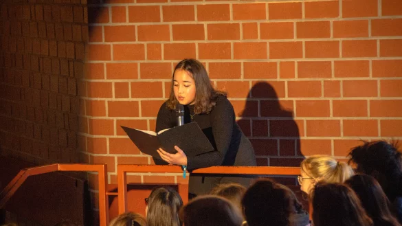 Maya Schirpke und ihre Mitsch&uuml;ler haben bei der szenischen Lesung aus vielerlei historischen Quellen rezitiert. - &copy; Raphael Bartling