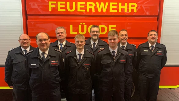 Bef&ouml;rderte und Geehrte der Frewilligen Feuerwehr, Einheit L&uuml;gde: hinten Marco Gr&ouml;ne, Maik Paskarbeit, Uwe Jagalla; vorne Maurice-Luca K&ouml;chling,
Philipp Kleine, Philipp Roth, Helge Blome und Marco Tallig (von links). - &copy; Freiwillige Feuerwehr L&uuml;gde
