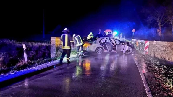 Dieser Mercedes ist gegen die Mauer der Bega-Br&uuml;cke in Spork geprallt. Dabei wurden zwei 9- und 16-j&auml;hrige Beifahrerinnen verletzt. - &copy; Feuerwehr D&ouml;rentrup