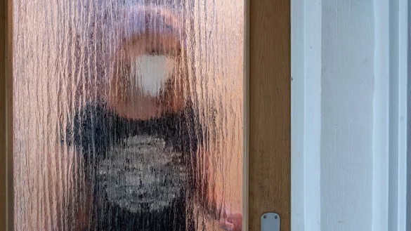 Allen positiv getesteten Personen wird weiterhin empfohlen, in Innenr&auml;umen eine medizinische Maske tragen. - &copy; Sebastian Gollnow