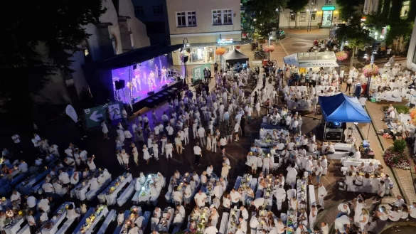 Der Marktplatz in Weiß getaucht: Das "Dinner in White" erfreute sich 2022 großer Beliebtheit. - © Sibyll Zilske-Cöllen