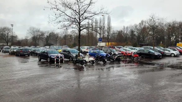 Wenn es regnet, w&auml;re es schon sch&ouml;n, wenn der Parkplatz ein Dach h&auml;tte. Und wenn man im Sommer mit Photovoltaik noch Strom erzeugt, w&auml;re das eine Einnahmequelle. Doch derzeit sind solche Anlagen kaum zu bekommen und auch teuer, was die Wirtschaftlichkeit stark schm&auml;lert. - &copy; Astrid Sewing
