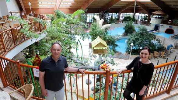 H2O-Chef Markus Diering und Mitarbeiterin Marina Hagelganz auf der Empore des H2O. - &copy; Frank-Michael Kiel-Steinkamp (Archiv)