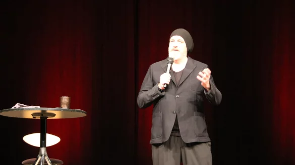 Mit drei Jahren und neun Minuten Versp&auml;tung begann Torsten Str&auml;ters Programm "Schnee, der auf Ceran f&auml;llt" in der Phoenix Contact Arena in Lemgo. Das treue Publikum kam mehr als 120 Minuten aus dem Lachen nicht mehr raus. - &copy; Silke Buhrmester