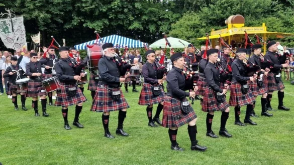 Die "Highland Dragon Pipeband" bei einem Auftritt in Lemgo-L&uuml;erdissen im vergangenen Jahr. - &copy; Markus Kremer